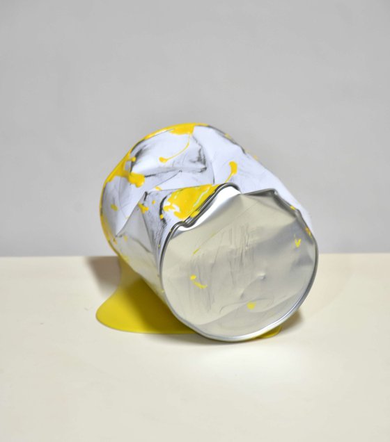 Le vieux pot de peinture jaune