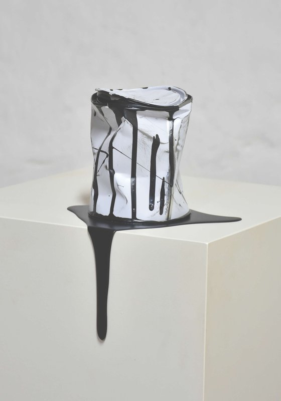 Le vieux pot de peinture noir