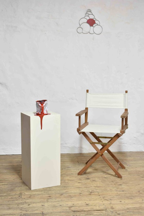 Le vieux pot de peinture rouge