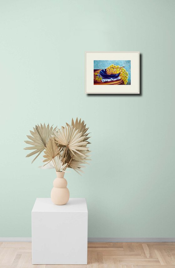 Autumn grapes on a blue plate