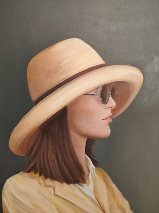 la femme en jaune porte des lunettes