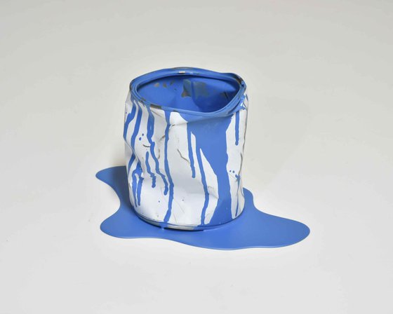 Le vieux pot de peinture bleu