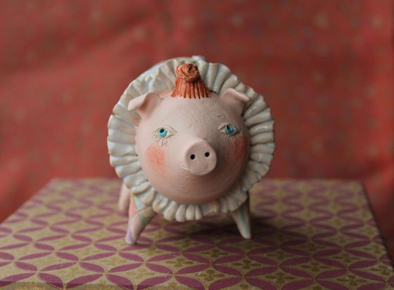 Circus pig. Table sculpture