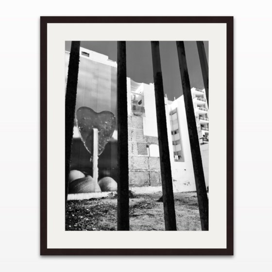 HEART IN A CAGE | 2019 | DIGITAL PHOTOGRAPH PRINTED ON PAPER | HIGH QUALITY | UNIQUE EDITION | SIMONE MORANA CYLA | 40 X 53 CM