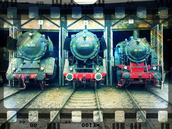 Old steam trains in the depot - print on canvas 60x80x4cm - 08497m1