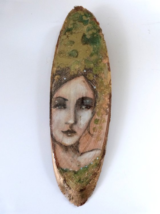 Cybele Gold. Portrait on a wooden log