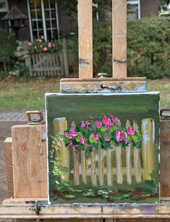 Flowers over de fence