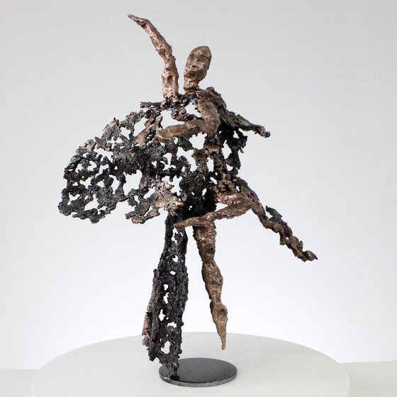 Evening of first - Sculpture dancer metal lace steel, bronze