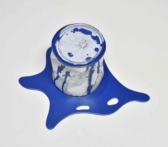 Le vieux pot de peinture bleu