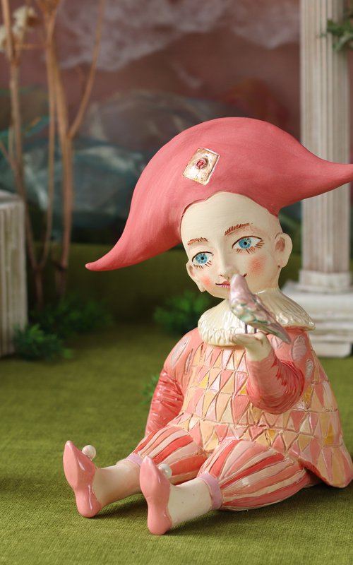Harlequin with a bird, ceramic sculpture by Elya Yalonetski by Elya Yalonetski