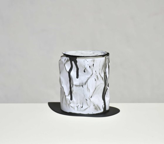 Le vieux pot de peinture noir