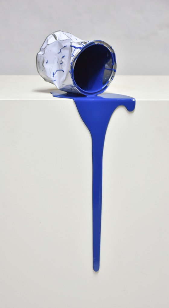 Le vieux pot de peinture bleu