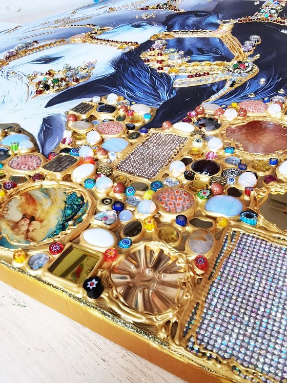 Horses in gold. Love.