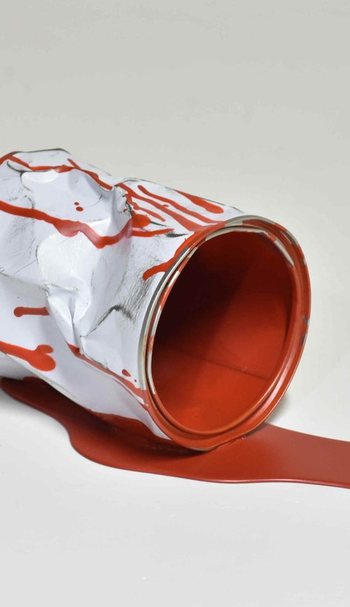 Le vieux pot de peinture rouge by Yannick Bouillault