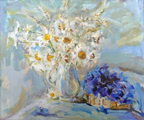 Still life of cornflowers and daisies