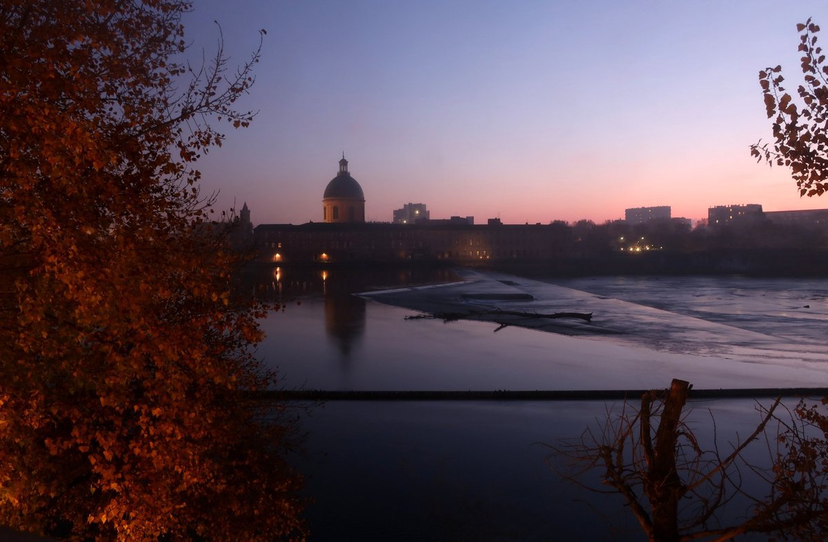 Cr�puscule � Toulouse II- by Philippe berthier