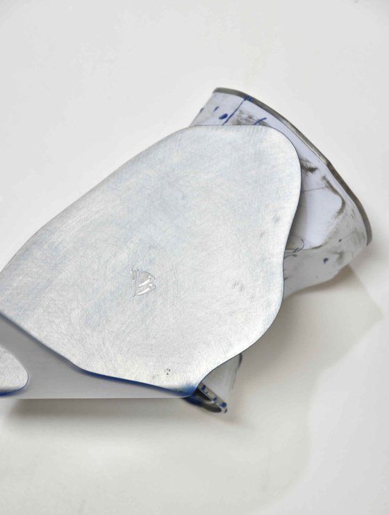 Le vieux pot de peinture bleu