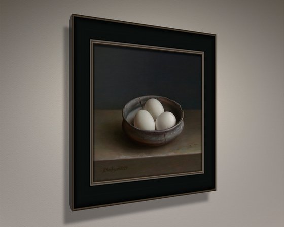 Antique bowl with eggs