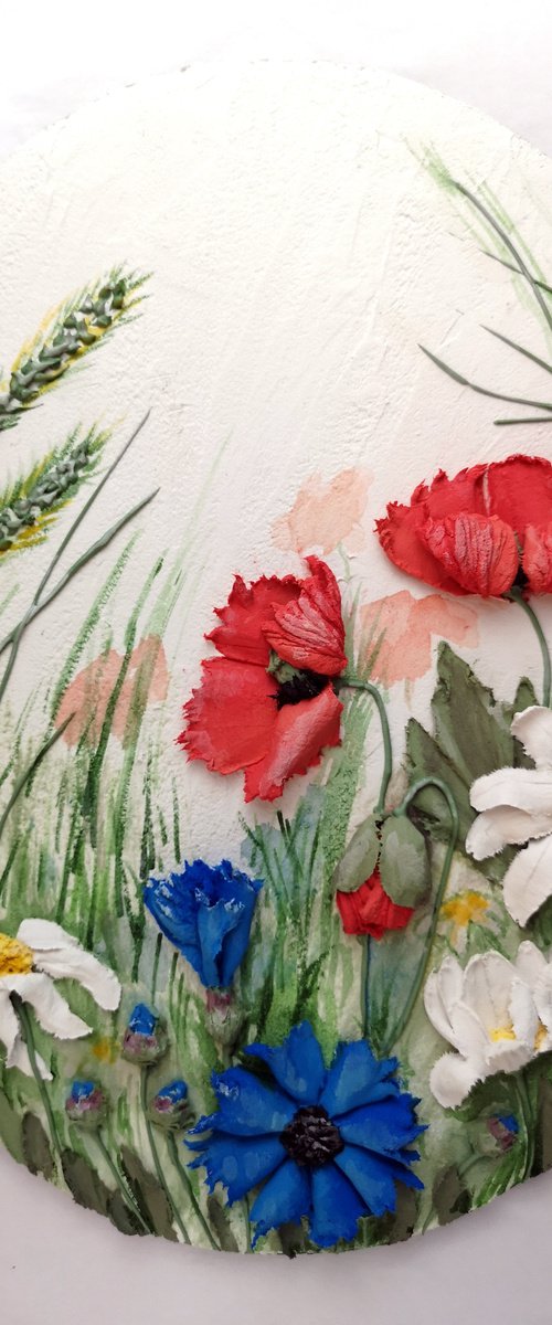 Summer meadow, daisies, poppies, cornflowers - 3d landscape on an oval panel, 26x32x3 cm by Irina Stepanova