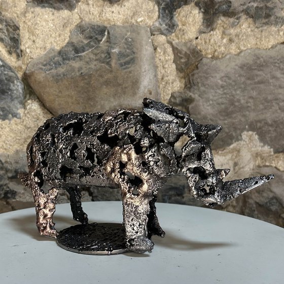 Air and bronze rhinoceros
