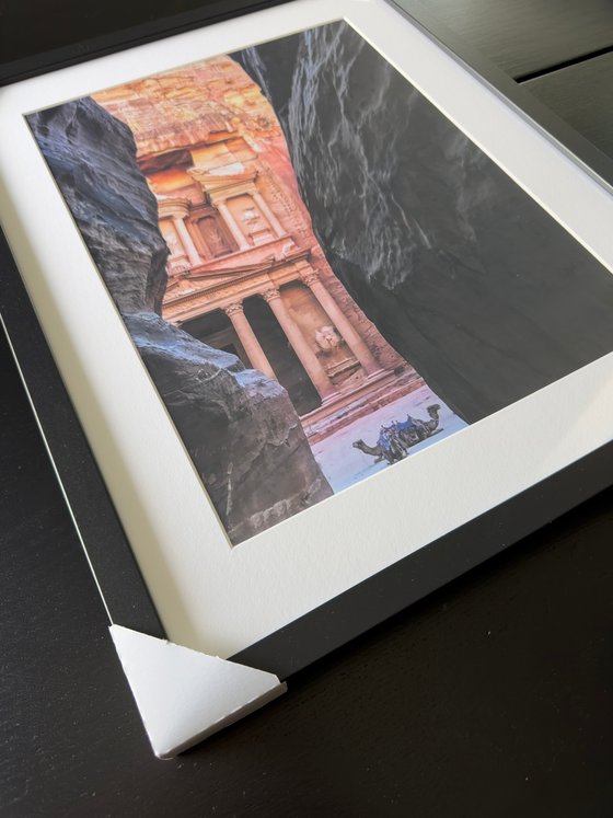 THE GLIMPSE OF PETRA