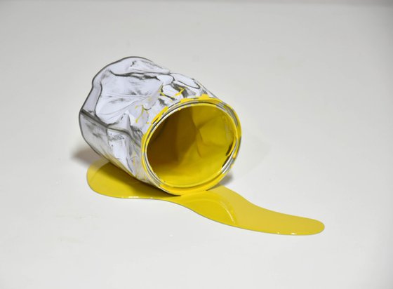 Le vieux pot de peinture jaune