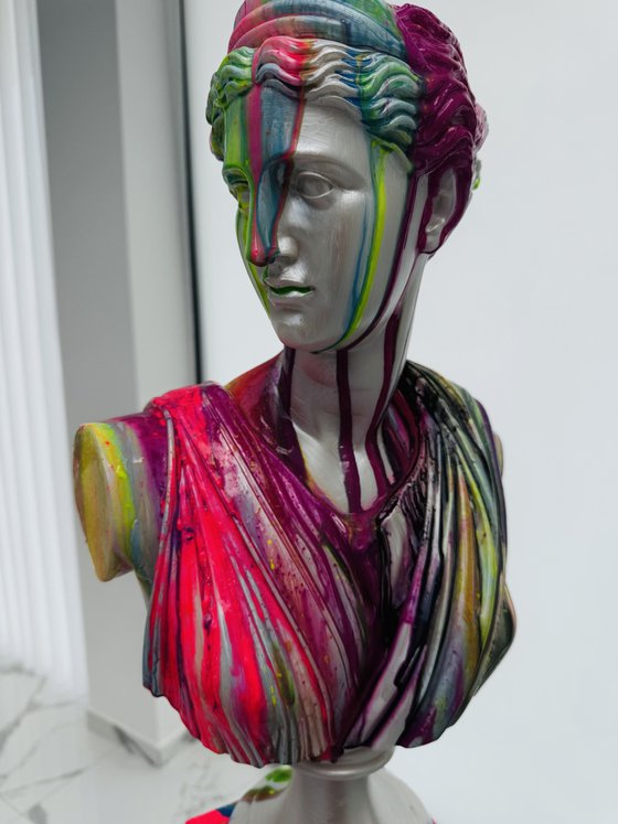 Neon Artemis