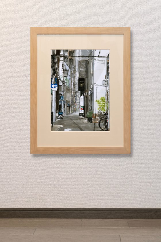 Urban Alleyway and Hanging Signs (都会の路地と吊り看板)