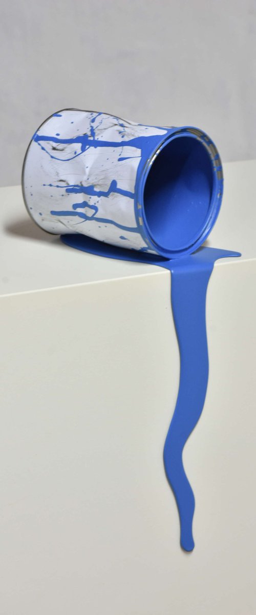 Le vieux pot de peinture bleu by Yannick Bouillault