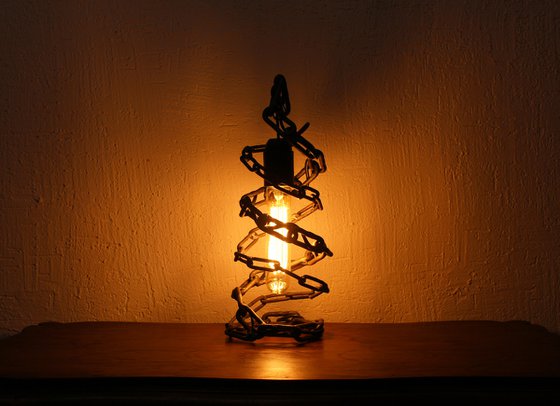 Spiral chain lamp