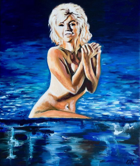 Merilyn Monroe in a pool . Reflections on the water .