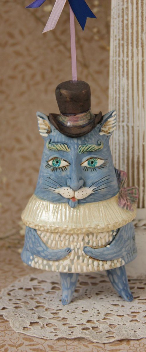 Сat with a Hat. Ceramic sculpture by Elya Yalonetski. by Elya Yalonetski