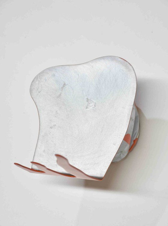 Le pot de peinture orange