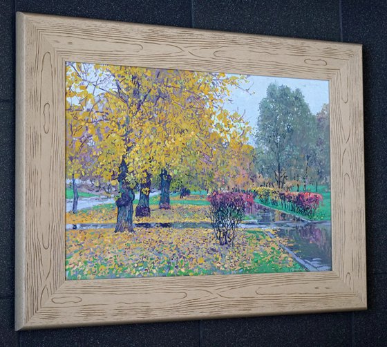 A boulevard in Maryino in the rain. October