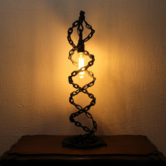 Black chain spiral lamp