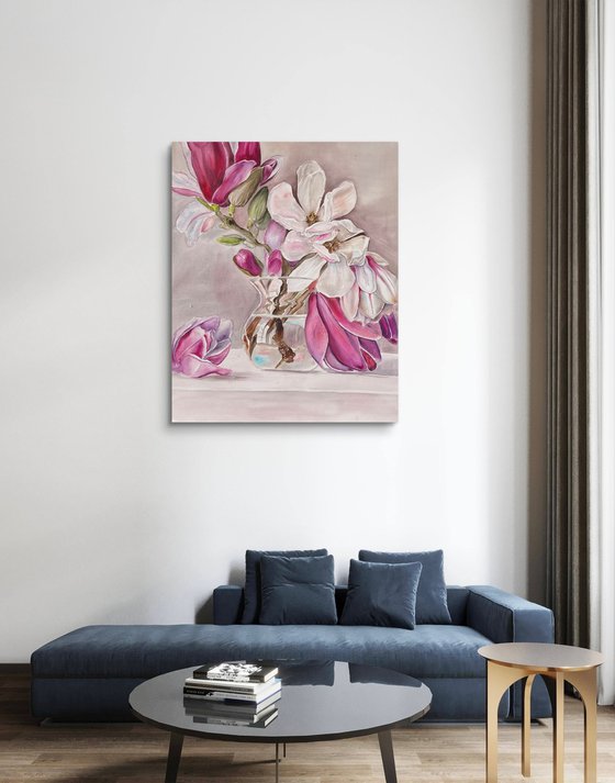 Manolias in the vase