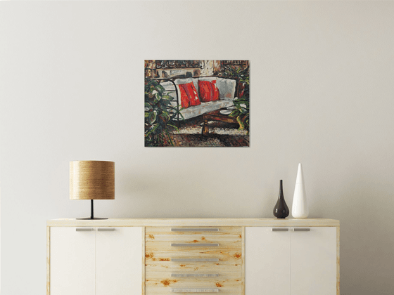 Sofá con cojines rojos