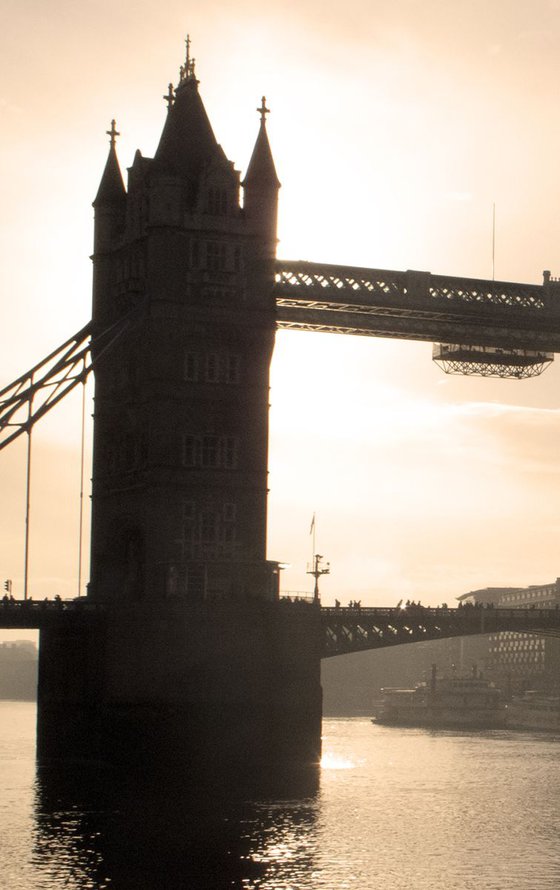 TOWER BRIDGE SILHOUETTE (Limited edition  1/200) 12"x8"