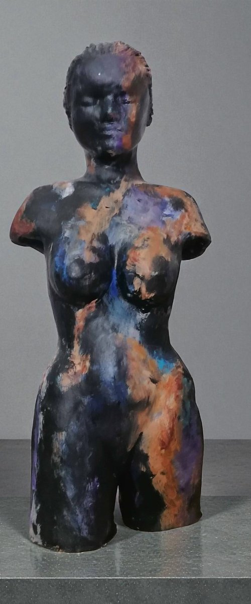 Woman, sculpture made in clay by Susana Z. Harris