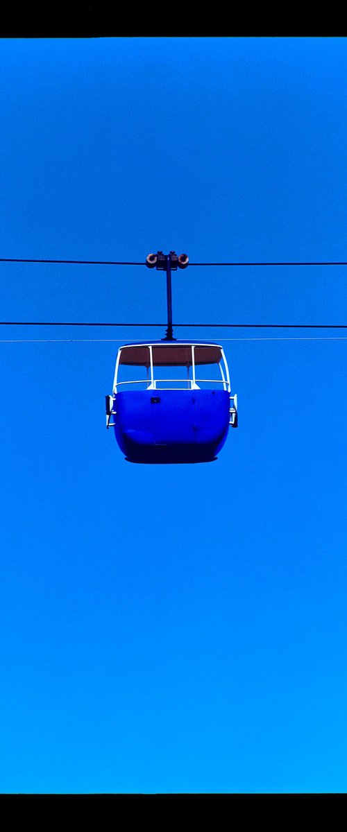 Summit Cable Car (Blue) by Richard Heeps