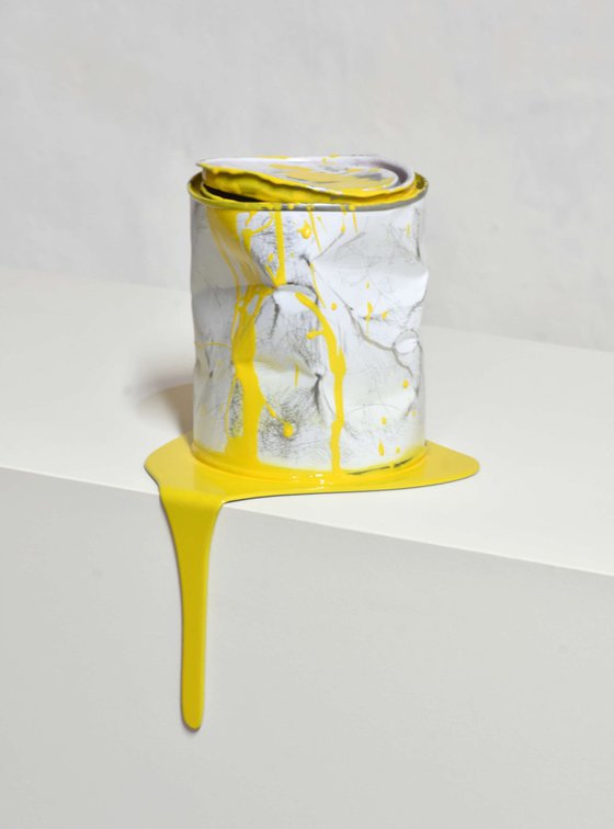 Le vieux pot de peinture jaune