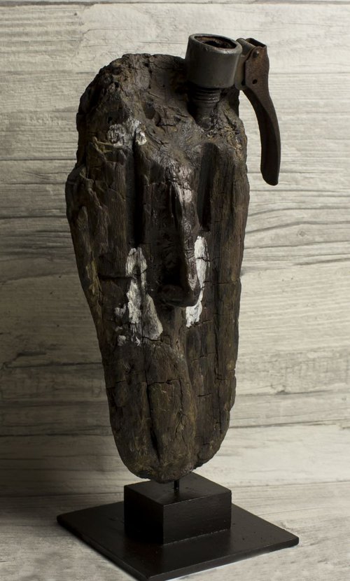 Sculpure driftwoof, grenade hand, Kamikaze by Lionel Le Jeune