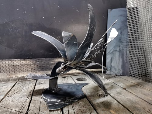Unique welded iron sculpture beautiful space effects Star bird playing with her shape signed O KLOSKA by Kloska Ovidiu