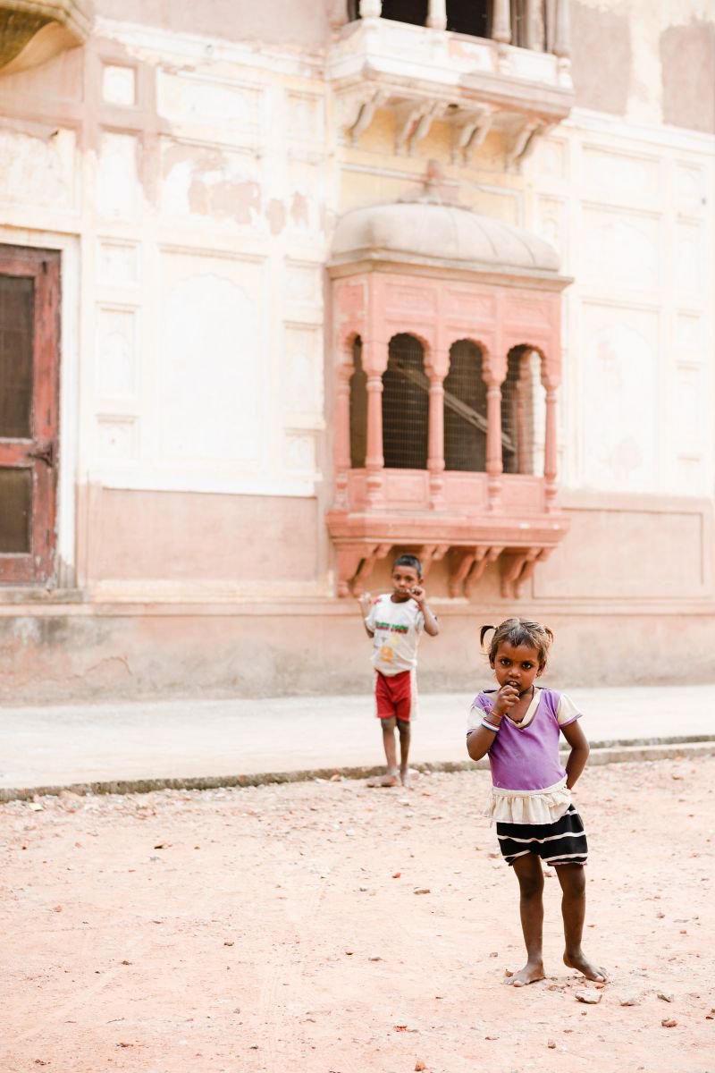Begging Children in Amritsar. (29x42cm) by Tom Hanslien