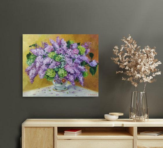 Lilac bouquet still life