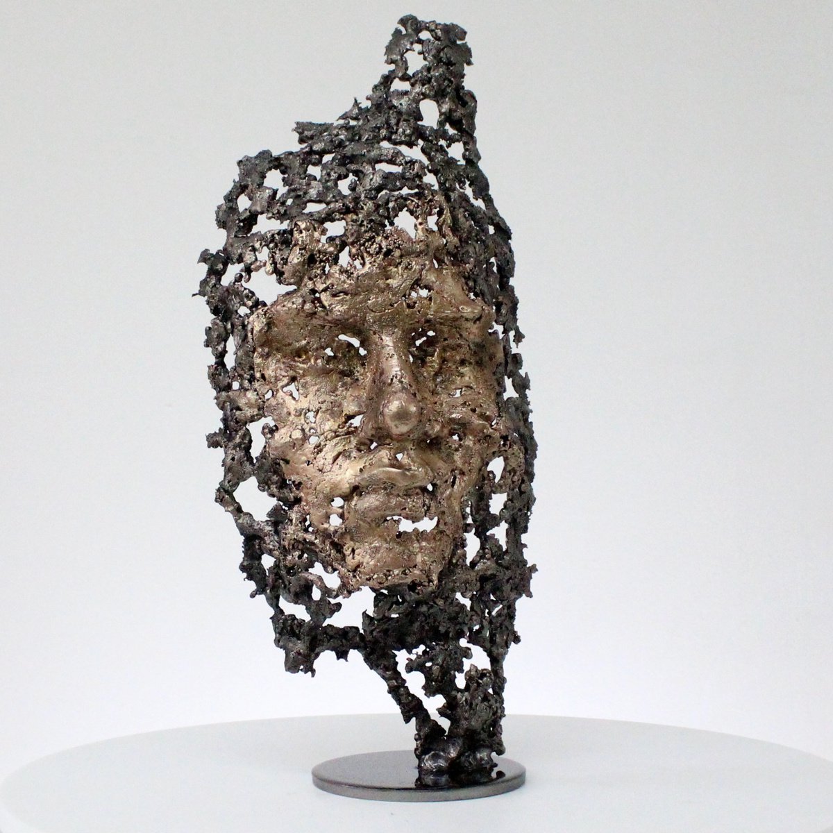 Out of the woods - Face sculpture bronze steel by Philippe Buil
