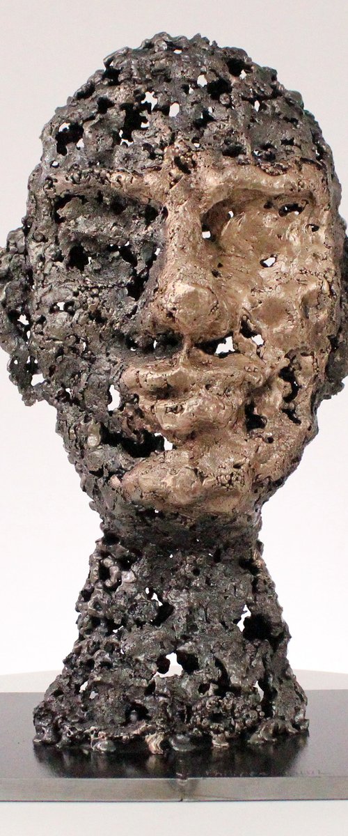 A rock - Face sculpture bronze steel by Philippe Buil