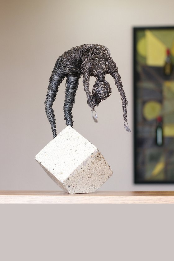 Playing with cube (31x20x15 3kg iron, concrete)