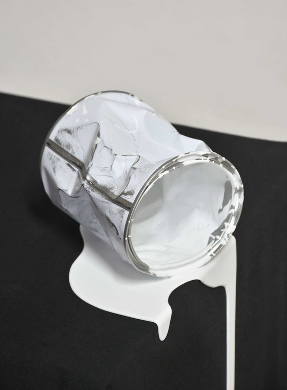 Le vieux pot de peinture blanc
