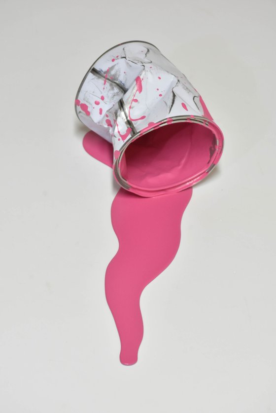 Le vieux pot de peinture rose